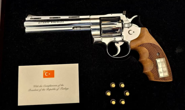 NATO Liderleri Cumhurbaşkanı Erdoğan’ın Hediyesini Ne Yaptı?
