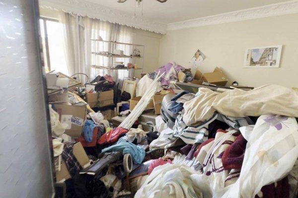 Kuşadası’nda Çöp Evden 2,3 Ton Atık Çıkarıldı