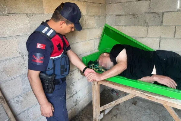 Kayıp vatandaş mezarlıkta tabutun içinde sağ bulundu